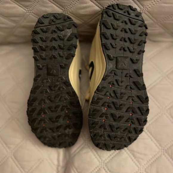 Veja women shoe size 7 Look NEW was seldom used. 
Was bought in Nortsdrom Rack. - Picture 12 of 12